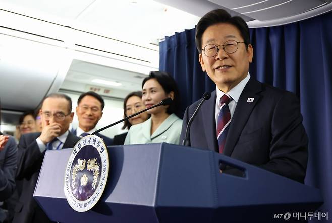 [캘거리=뉴시스] 최진석 기자 = 이재명 대통령이 16일(현지 시간)  주요 7개국(G7) 정상회의 참석을 위해 캐나다 앨버타주 캘거리로 향하는 공군 1호기에서 기자간담회를 하고 있다. 2025.06.17.