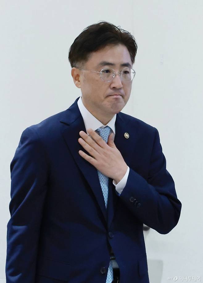 [서울=뉴시스] 고범준 기자 = 이진수 법무부 차관이 1일 서울 용산 대통령실 청사에서 열린 국무회의에 입장하고 있다. (대통령실통신사진기자단) 2025.07.01. bjko@newsis.com /사진=고범준