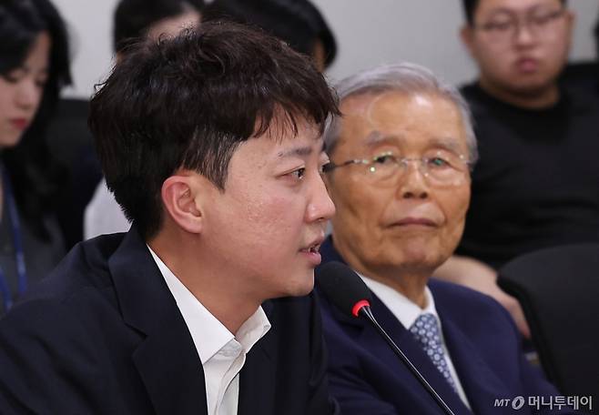 [서울=뉴시스] 김명년 기자 = 이준석 개혁신당 의원이 23일 오후 서울 여의도 국회 의원회관에서 열린 대선 평가 세미나에서 기념사를 하고 있다. 2025.06.23. kmn@newsis.com /사진=김명년