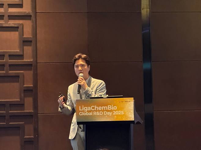 채제욱 리가켐바이오 수석부사장이 1일 서울 영등포구 여의도 콘래드 호텔에서 열린 '리가켐바이오 글로벌 R&D 데이 2025'에서 발표하고 있다. /사진=김선아 기자