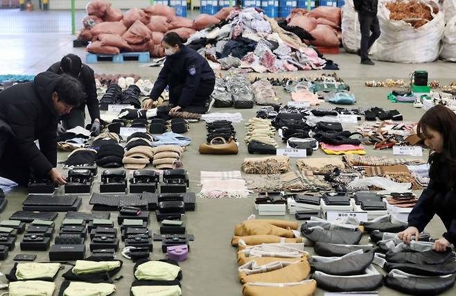 부산세관 직원들이 1월 9일 부산 강서구 부산세관신항지정장치장에서 유통업자로부터 압수한 중국산 짝퉁 제품들을 정리하고 있다. 짝퉁의 천국이었던 중국은 이제 거대한 내수 수요를 동력삼아 현지 명품 브랜드를 선보여 럭셔리 시장도 장악하고 있다./사진=뉴시스