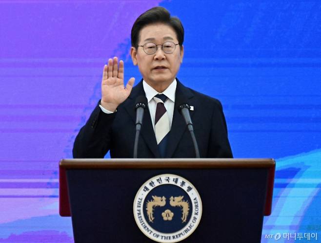 (서울=뉴스1) 국회사진기자단 = 이재명 대통령이 4일 오전 서울 여의도 국회에서 제21대 대통령 취임선서를 하고 있다. 2025.6.4/뉴스1  Copyright (C) 뉴스1. All rights reserved. 무단 전재 및 재배포,  AI학습 이용 금지. /사진=(서울=뉴스1) 국회사진기자단