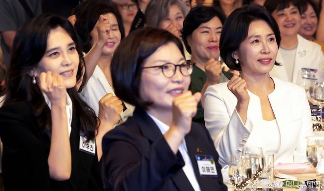 [서울=뉴시스] 박주성 기자 = 이재명 대통령 부인 김혜경 여사와 이부진 호텔신라 사장을 비롯한 여성기업인들이 1일 서울 중구 서울신라호텔 2층 다이너스티 홀에서 열린 제4회 여성기업주간 개막식에 참석해 파이팅을 외치고 있다. 2025.07.01. park7691@newsis.com /사진=