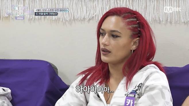메가 크루 미션 반응이 좋지 않자 한숨을 쉬는 카에아. /사진=Mnet '월드 오브 스트릿 우먼 파이터 (WSWF)' 캡처