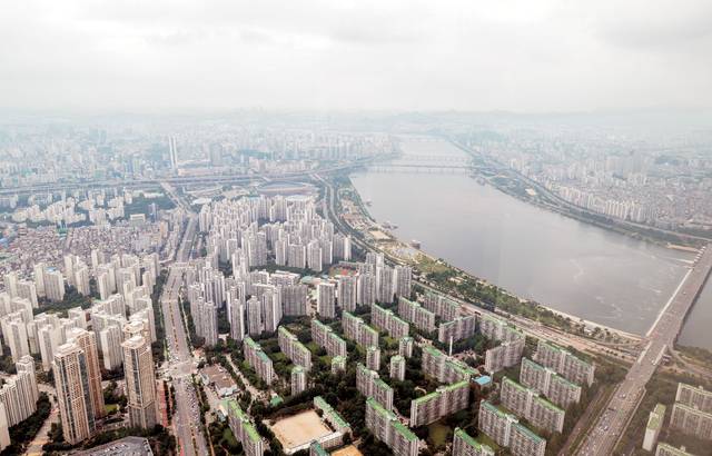 주요 건설사들이 서울 도심 주요 정비 사업지에서 잇달아 수주하는 가운데 서울 송파구 롯데월드타워 전망대에서 잠실 일대 아파트 단지가 보이고 있다.  연합뉴스