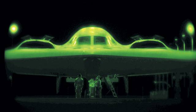 미국 공군의 B-2 스텔스 폭격기가 지난달 21일 이란 지하 핵시설 폭격작전(작전명 미드나이트 해머)을 위해 주둔지인 미주리주 화이트맨 기지에서 출격준비를 하고 있다. 이날 7대의 B-2가 GBU-57 벙커버스터 14발로 이란 핵시설을 공격했다.  로이터 연합뉴스