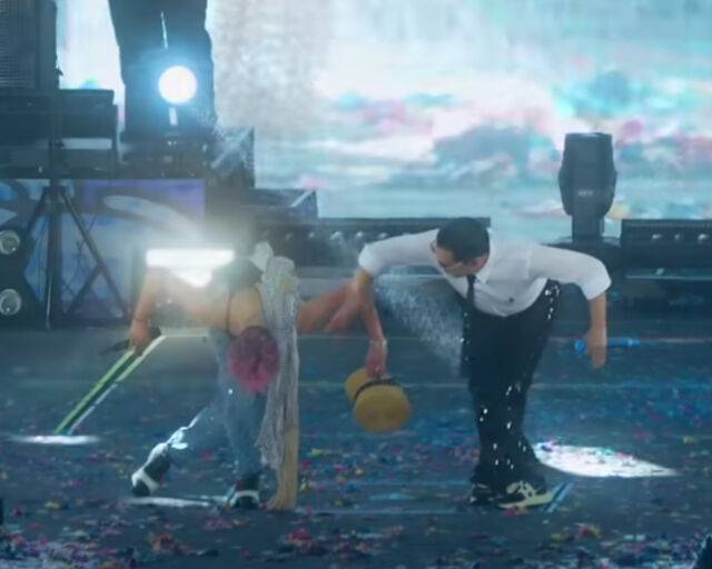 싸이의 콘서트에 지드래곤이 게스트로 참여하며 친분을 과시했다. / 유튜브 '비하인드' 캡처