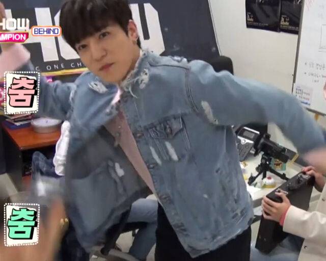 '데이식스'의 멤버 성진이 어색한 춤 실력을 뽐내고 있다. / Mnet '쇼 챔피언' 캡처