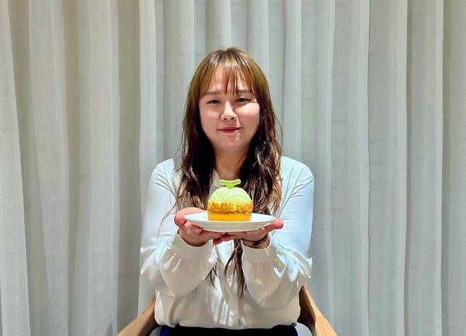 김송윤 할리스 R&D센터 매니저가 서울 강남구 신사동 할리스 세로수길점에서 ‘멜론 돔케이크’를 선보이고 있다. [할리스 제공]