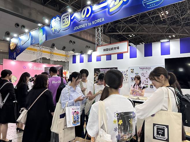 ‘투어리즘 EXPO 재팬’에서 한국관광 홍보관을 찾은 일본 여성들[한국관광공사 제공]