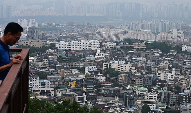 정부가 지난달 27일 발표, 28일부터 시행한 새 대출 규제와 관련해 현장 점검에 돌입했다. 각 금융회사의 대출취급현황도 일 단위로 점검한다. 사진은 서울 남산타워에서 바라본 서울시내 아파트의 모습. [헤럴드DB]