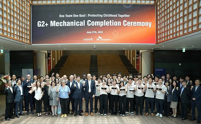 SK바이오사이언스와 사노피 임직원들이 폐렴구균 백신 생산시설 준공식에서 기념촬영을 하고 있다.  [SK바이오사이언스 제공]