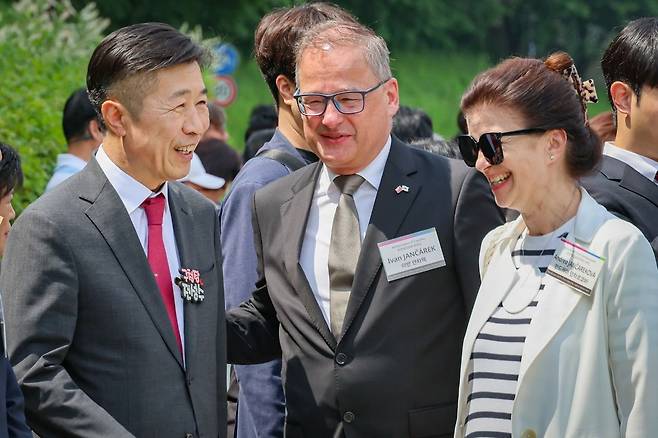 전성수 서초구청장(왼쪽)이 양재천 하벨의 벤치 설치 후 관계자와 대화하고 있다.