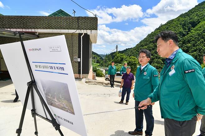 1일 부임한 유장근 부시장(왼쪽)이 취임식을 생략하고  풍기 삼가지구 피해복구현장을 찾아나서  현황을 설명듣고 있다.[영주시 제공]