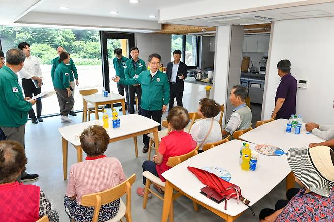 1일 부임한 유장근 부시장(왼쪽)이 취임식을 생략하고  어르신들이 이용하는 무더위 심터를 방문해 시설현황을 확인했다[영주시 제공]