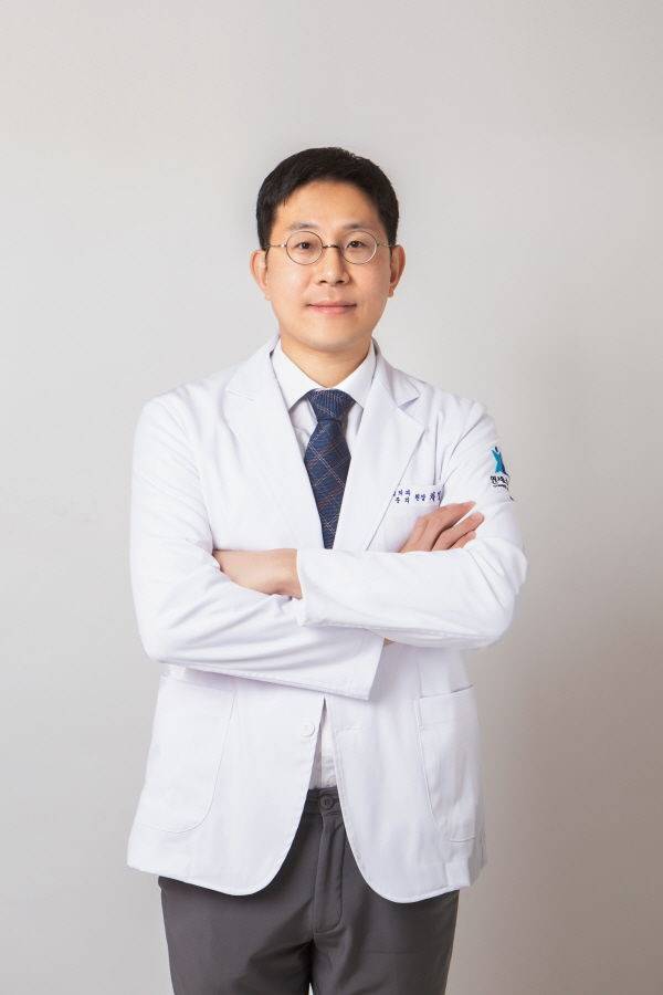 [서울=뉴시스] 1일 의료계에 따르면 요추염좌는 허리 주변의 근육이나 인대에 갑작스럽게 외력이 가해져 미세 손상이 생긴 상태로, 의학적으로는 염좌성 손상에 해당한다. (사진=연세스타병원 제공) 2025.06.30. photo@newsis.com *재판매 및 DB 금지