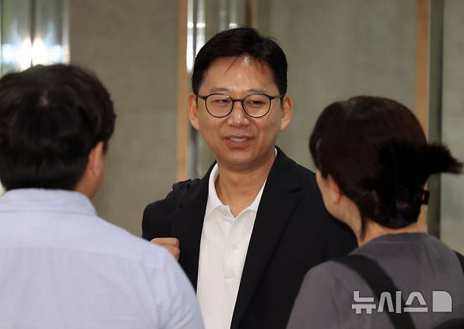 [서울=뉴시스] 배훈식 기자 = 배경훈 과학기술정보통신부 장관 후보자가 1일 오전 서울 종로구 광화문우체국에 마련된 인사청문회 준비 사무실로 출근하며 취재진의 질문에 답하고 있다. 2025.07.01. dahora83@newsis.com