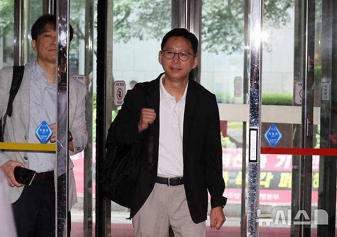 [서울=뉴시스] 배훈식 기자 = 배경훈 과학기술정보통신부 장관 후보자가 1일 오전 서울 종로구 광화문우체국에 마련된 인사청문회 준비 사무실로 출근하고 있다. 2025.07.01. dahora83@newsis.com