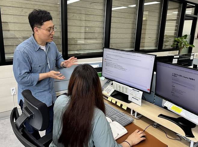 [안동=뉴시스] AI 비서 꾸러미 개발교사와 늘봄지원실장의 모니터링. (사진=경북교육청 제공) 2025.07.01. photo@newsis.com *재판매 및 DB 금지