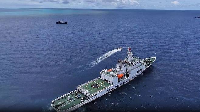 [서울=뉴시스]중국 해경이 필리핀과의 영유권 분쟁이 격화되고 있는 남중국해 스카버러 암초(중국명 황옌다오, 필리핀명 바조데마신록) 인근 해역에서 경계 항행을 실시했다. 중국 해경선이 스카버러 암초 인근에서 순찰 중인 모습. <사진출처: 중국 해경 위챗> 2025.07.01