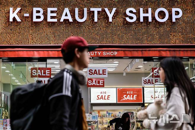 [서울=뉴시스] 정병혁 기자 = 6일 서울 중구 명동을 찾은 외국인 여행객들이 화장품 매장 앞을 지나고 있다. 지난해 해외 소비자가 오픈마켓 등을 통해 구매한 화장품 등 "K뷰티' 상품 규모가 10억 달러에 육박한 것으로 나타났다. 지난해 향료·화장품 해외 역직구 금액은 9억7천300만 달러로 집계됐다. 2019년 이후 5년만에 17배 넘게 확대됐다. 2025.05.06. jhope@newsis.com