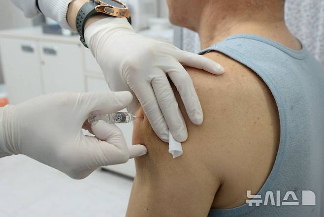 [울산=뉴시스] 배병수 기자 = 사진은 지난해 11월 26일 오후 울산 남구보건소에서 한 시민이 코로나19와 인플루엔자 백신을 동시 접종을 하고 있는 모습. 2024.11.26.bbs@newsis.com.