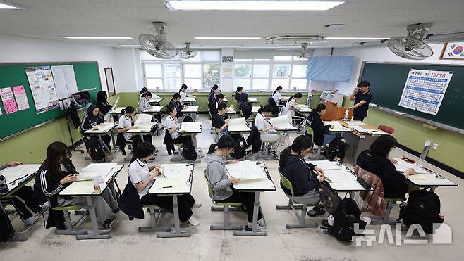 [대구=뉴시스] 이무열 기자 = 2026학년도 대학수학능력시험 6월 모의평가가 실시된 지난달 4일 대구 수성구 대구여자고등학교에서 3학년 학생들이 배부받은 문제지를 살펴보고 있는 모습. 2025.06.04. lmy@newsis.com