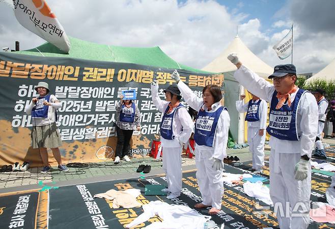 [서울=뉴시스] 김금보 기자 = 전국장애인부모연대 회원들이 7일 서울 여의도 국회 정문 앞에서 발달장애인 관련 예산과 권리 확대를 요구하는 구호를 외치고 있다. 2025.07.01. kgb@newsis.com