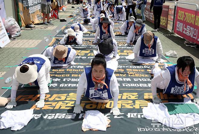 [서울=뉴시스] 김금보 기자 = 전국장애인부모연대 회원들이 7일 서울 여의도 국회 정문 앞에서 발달장애인 관련 예산과 권리 확대를 요구하며 오체투지를 하고 있다. 2025.07.01. kgb@newsis.com