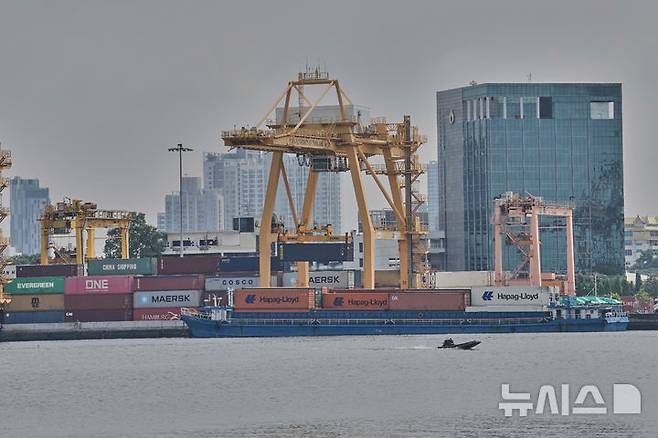 [방콕=AP/뉴시스] 피차이 춘하와치라 태국 부총리 겸 재무부 장관은 미국의 상호관세 시행 기한에 직면해 협상을 위해 직접 미국으로 향했다. 사진은 지난 4월 태국 방콕 항구에서 크레일이 컨테이너를 옮기고 있는 모습. 2025.07.01.