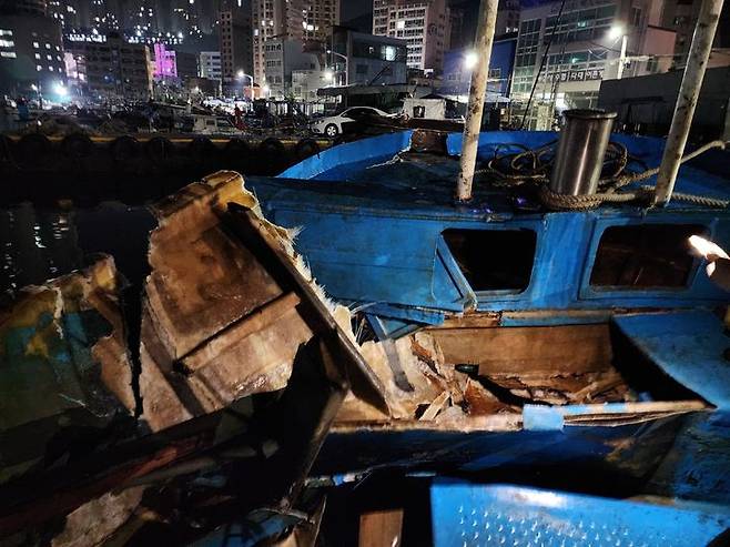 [부산=뉴시스] 23일 북형제도 인근에서 어선 A호(7.31t)와 예인 중인 부선 B호(2048t)가 충돌해 A호 선체가 파손됐다. (사진=부산해양경찰서 제공) 2025.07.01. photo@newsis.com *재판매 및 DB 금지