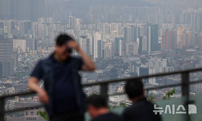 [서울=뉴시스] 김진아 기자 = 지난 5월15일 서울 남산에서 바라본 아파트 단지. 2025.07.01. bluesoda@newsis.com