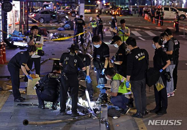 [서울=뉴시스] 김금보 기자 = 2일 오전 서울 중구 서울시청 인근 교차로 대형 교통사고 현장에서 과학수사대가 현장조사를 하고 있다.지난 1일 오후 9시 27분쯤 서울시청 인근 교차로에서 차량이 인도로 돌진해 9명이 숨지는 대형 교통사고가 발생했다. 경찰과 소방당국에 따르면 이 오후 9시27분께 서울 지하철 2호선 시청역 인근 교차로에서 제네시스 차량이 역주행해 BMW, 소나타 등 차량을 차례로 친 후 횡단보도에 있던 보행자들을 덮치는 사고가 발생했다. 2024.07.02. kgb@newsis.com
