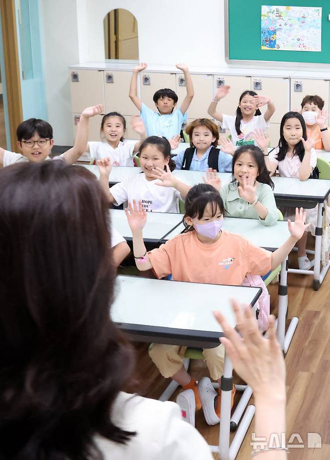 [부산=뉴시스] 하경민 기자 = 1일 부산 기장군 해빛초등학교 3학년4반 교실에서 학생들이 여름방학식을 가진 뒤 담임 교사와 인사하고 있다.  이 학교는 급식 조리실 설비 공사 때문에 예년에 비해 20일 정도 일찍 여름방학에 들어갔다. 2025.07.01. yulnetphoto@newsis.com