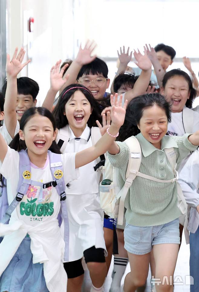 [부산=뉴시스] 하경민 기자 = 1일 부산 기장군 해빛초등학교에서 3학년4반 학생들이 여름방학식을 가진 뒤 환하게 웃으며 귀가하고 있다.  이 학교는 급식 조리실 설비 공사 때문에 예년에 비해 20일 정도 일찍 여름방학에 들어갔다. 2025.07.01. yulnetphoto@newsis.com