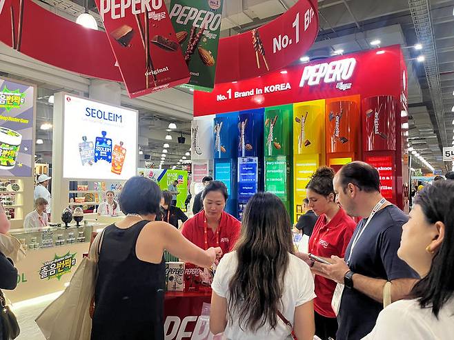 [서울=뉴시스] 미국 뉴욕에서 열린 '2025 팬시 푸드쇼' 롯데웰푸드 부스에서 글로벌 소비자들이 빼빼로를 시식하는 모습. (사진=롯데웰푸드) 2025.07.01. photo@newsis.com  *재판매 및 DB 금지
