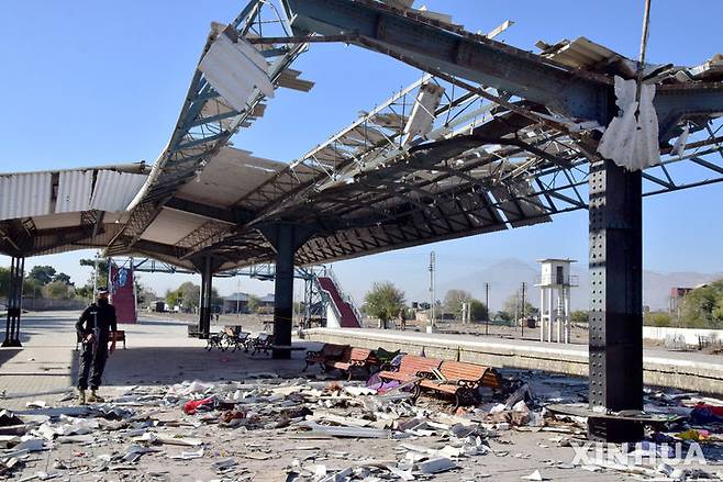 [퀘타( 파키스탄)=신화/뉴시스]2024년 11월10일 폭탄 테러로 파괴된 파키스탄 남서부 발루치스탄주 퀘타역 모습. 발루치스탄주에서 1일 총과 로켓으로 무장한 무장괴한 수십명이 경찰서를 습격하고, 은행 2곳에 불을 질러 소년 1명이 숨지고 9명이 다쳤다 2025. 07.01.