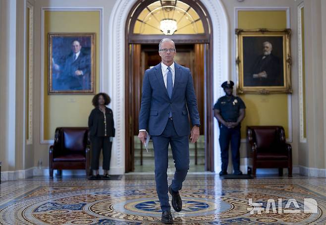 [AP/뉴시스] 53명의 상원 다수당인 공화당의 존 쑨 원내대표가 상원 본당 밖으로 나오고 있다