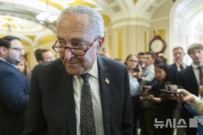 [AP/뉴시스] 47명의 민주당 상원 원내대표 척 슈머 의원이 상원 회당 밖에서 기자들에게 말하고 있다