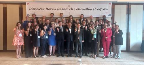 '2025 한국 역사 연구 펠로우십'에 참가한 세계 역사 교사들 '2025 한국 역사 연구 펠로우십'에 참가한 미국과 유럽, 아시아·태평양 지역 중·고교 역사·사회 교사 29명이 한종우 이사장, 김영배 국회의원 등 관계자들과 함께 기념사진을 찍고 있다. 2025. 7. 01.