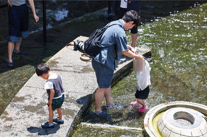 서울 청계천을 찾은 시민이 아이와 함께 주말을 즐기는 모습. 연합뉴스