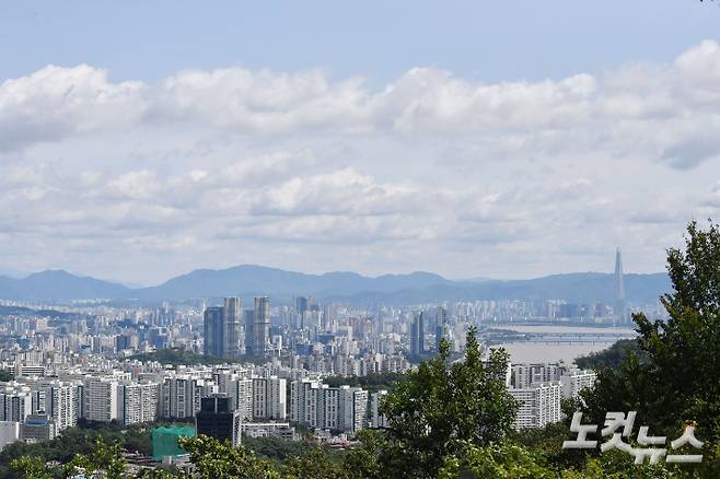 수도권 집중화와 지방소멸은 전 세계적 인구 감소 흐름 속 불가피한 귀결이다. 그러나 'K-도시화'의 문제는 속도와 편중에 있었다. 사진은 서울 남산에서 바라본 서울 도심. 류영주 기자