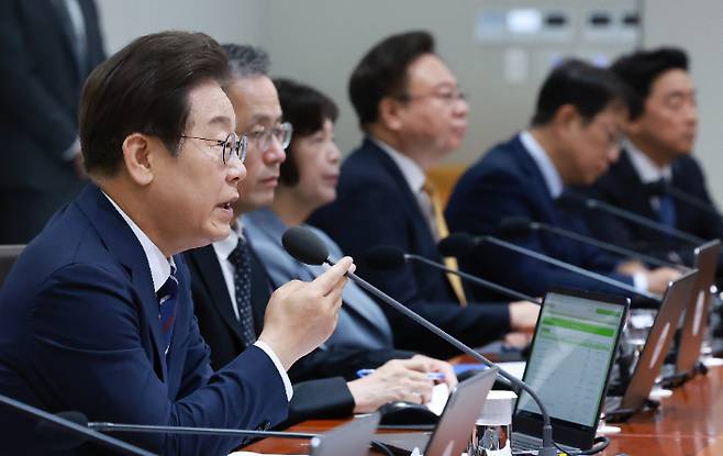 이재명 대통령이 1일 서울 용산 대통령실 청사 집무실에서 크리스토퍼 럭슨 뉴질랜드 총리와 전화 통화를 하고 있다. 연합뉴스