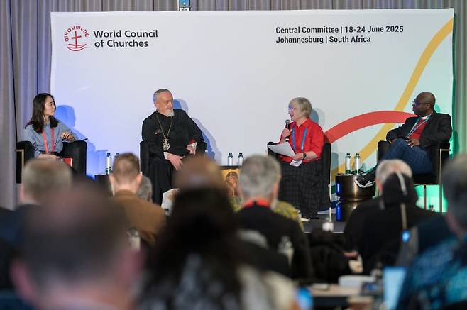 WCC 중앙위원으로 활동하고 있는 김서영 목사(왼쪽). 사진 WCC 앨린 힐러트