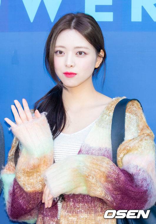 [OSEN=민경훈 기자] 있지(ITZY) 멤버들이 30일 오전 서울 목동 SBS 사옥에서 진행된 SBS 라디오 파워FM '김영철의 파워FM’에 게스트로 참석했다.있지는 새 앨범 더블 타이틀곡 'GOLD'와 'Imaginary Friend'로 활동 중이다.있지 유나가 퇴근길에 포즈를 취하고 있다. 2024.10.30 / rumi@osen.co.kr