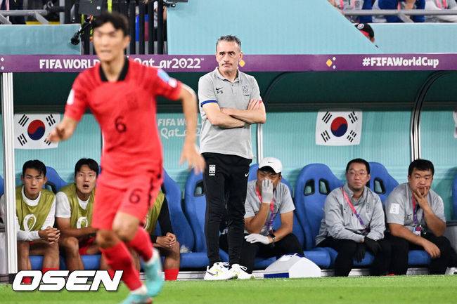 [OSEN=도하(카타르) 박준형 기자] 5일(현지시간)카타르 도하 974 스타디움에서 2022 카타르 월드컵 16강전 대한민국과 브라질의 경기가 열렸다. 이 경기에서 한국은 1-4로 패했다. 한국은 호주, 일본에 이어 16강에서 탈락하며 아시아의 마지막 자존심을 지키지 못했다.한국 파울루 벤투 감독이 경기를 주시하고 있다. 2022.12.05 / soul1014@osen.co.kr