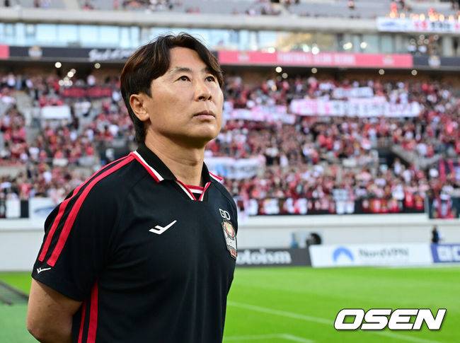 [OSEN=서울월드컵경기장, 김성락 기자] 29일 오후 서울 마포구 월드컵경기장에서 하나은행 K리그 1 2025 21라운드 서울 FC와 포항 스틸러스의 경기가 열렸다. 서울은 6승 9무 5패로 리그 8위, 포항은 9승 5무 6패로 리그 4위를 기록하고 있다.경기 시작에 앞서 서울 김기동 감독이 생각에 잠겨 있다. 2025.06.29 / ksl0919@osen.co.kr