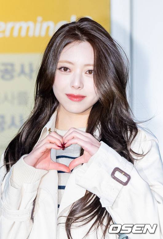 [OSEN=인천공항, 박준형 기자] 있지 유나가 9일 오전 뉴욕 익스프레시브 럭셔리 브랜드 코치(Coach) 2025 F/W 컬렉션 패션쇼 참석 차 인천국제공항을 통해 미국 뉴욕으로 출국했다. 있지 유나가 출국에 앞서 포즈를 취하고 있다. 2025.02.09 / soul1014@osen.co.kr