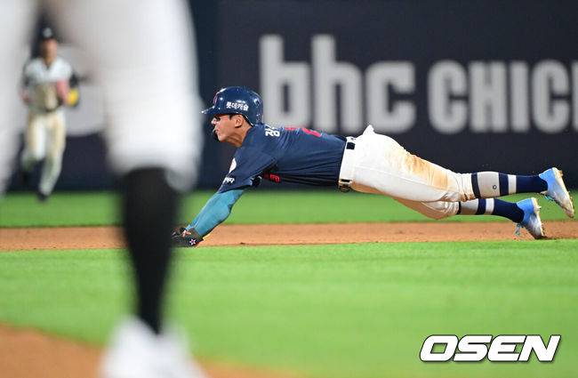 [OSEN=수원, 조은정 기자]1롯데가 선발 조기강판, 마무리 블론세이브 등 각종 변수를 딛고 연장 접전 끝 승리를 쟁취했다.프로야구 롯데 자이언츠는 12일 수원KT위즈파크에서 열린 2025 신한 SOL뱅크 KBO리그 KT 위즈와의 시즌 9차전에서 연장 접전 끝 12-7로 승리했다.연장 10회초 1사 1루 롯데 장두성이 KT 투수 박영현 견제구 송구 실책에 몸을 맞은 뒤 2루까지 뛰고 있다. 이후 대주자 한승현으로 교체됐다. 2025.06.12 /cej@osen.co.kr