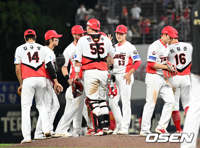 KIA 선수들이 승리를 자축하고 있다./OSEN DB